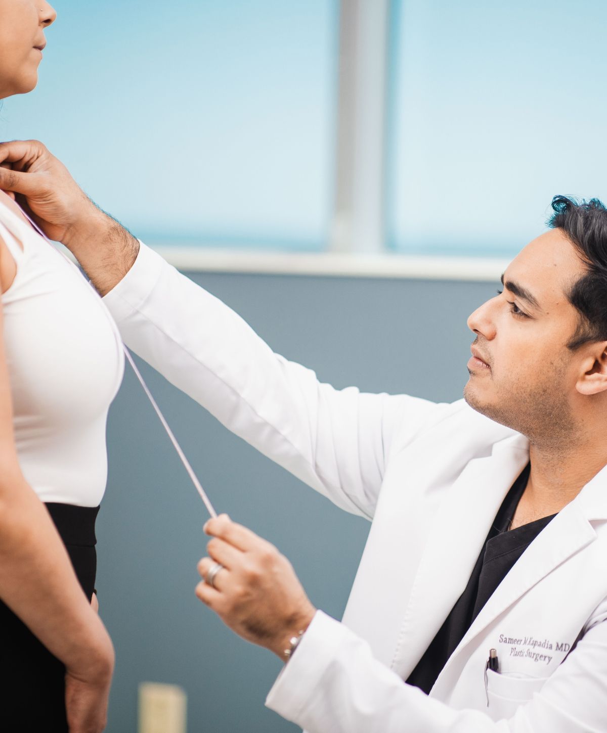 Elk Grove Village breast lift surgeon, Dr. Kapadia, meeting with a patient
